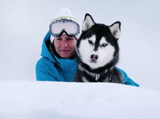 Simone Kaiser mit Husky im Schnee